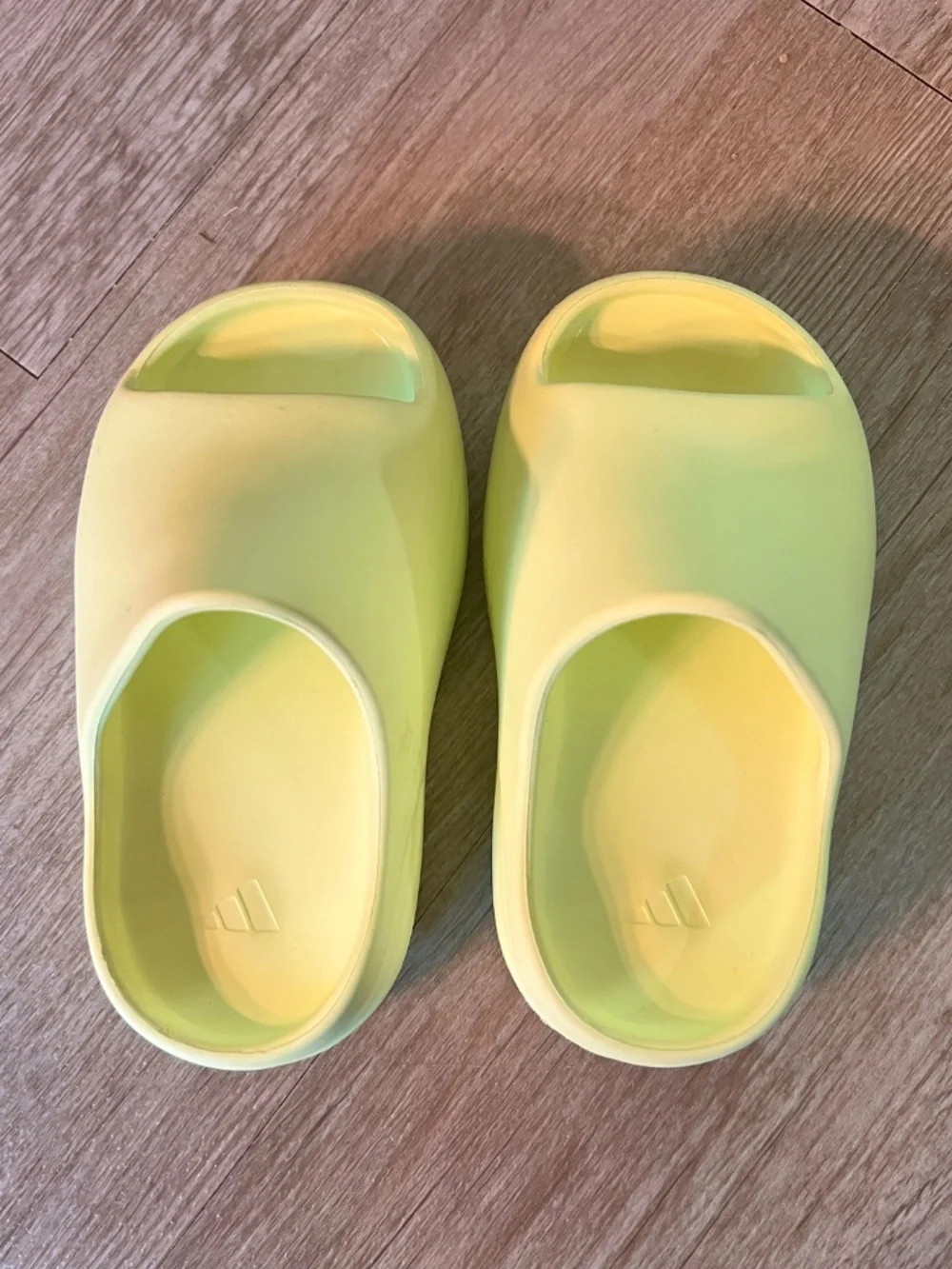 Adidas Yeezy Slide Glow Green | Size 3 | Gently worn | collectible - Picture 2 of 4